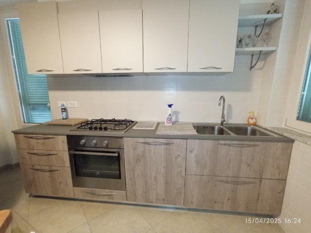 Appartamento con ingresso indipendente e posto auto . Primo piano . Completamente ristrutturato ed arredato . - Foto 12