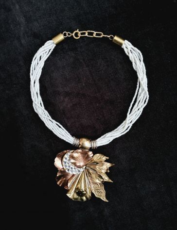 COLLIER MULTIFILO IN MICRO-PERLE E GRANDE PENDENTE DORATO EPOCA 1950-60. - Foto 3