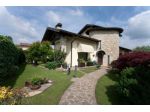 Villa di 408 m² con più di 5 locali e box auto doppio in vendita a Usmate Velate