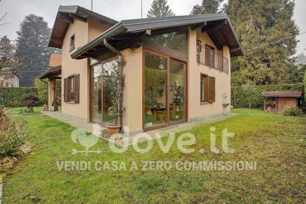 Villa di 220 m² con più di 5 locali e box auto doppio in vendita a Varese