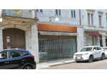 Negozio vetrinato con magazzino