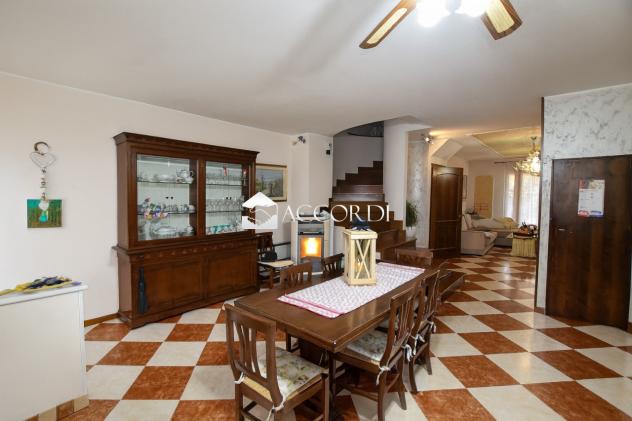 VILLA A SCHIERA di 4 vani e di 252 mq (CAERANO DI SAN MARCO) rif. CM6_1