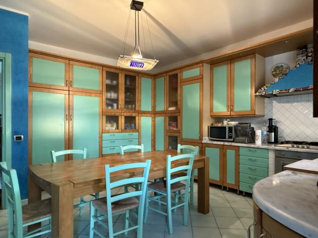 RONCHI, zona tranquilla e vicina al mare, villa su più livelli con ampio giardino su quattro lati. Al piano terra troviamo ingresso, salone, tinello, - Foto 10