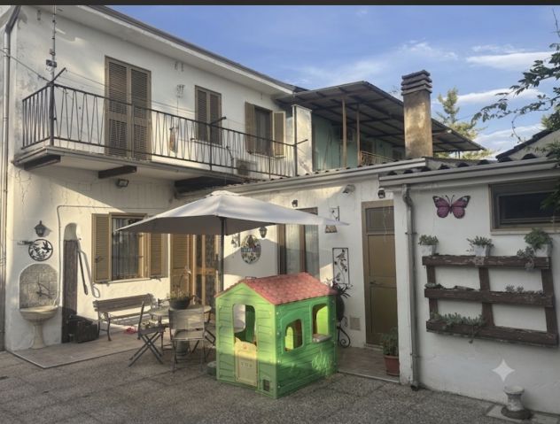 Casa indipendente con giardino
