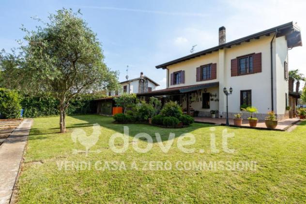 Villa di 287 m² con più di 5 locali e box auto doppio in vendita a Settala