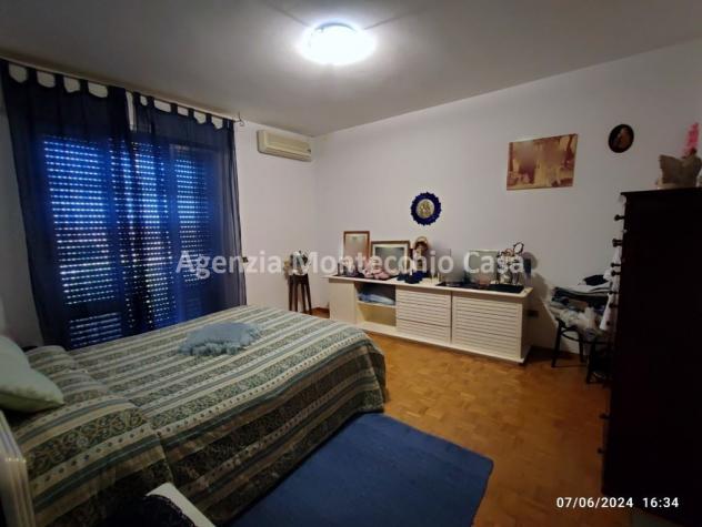 Casa bifamiliare in posizione centrale con ampio scoperto esclusivo, garage e due unità abitative - Foto 16