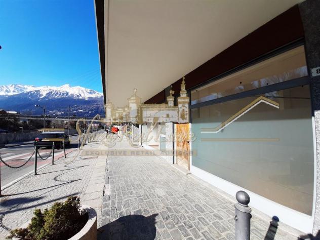 Bormio Centro Negozio angolo con 4 Vetrine