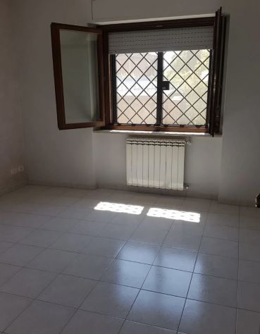 OSTIA TRILOCALE SEMI-ARREDATO CON GIARDINO PRIVATO E POSTO AUTO SCOPERTO. - Foto 7