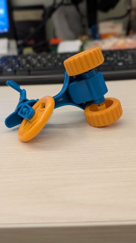 Triciclo Cicciobello azzurro e arancione - Foto 3
