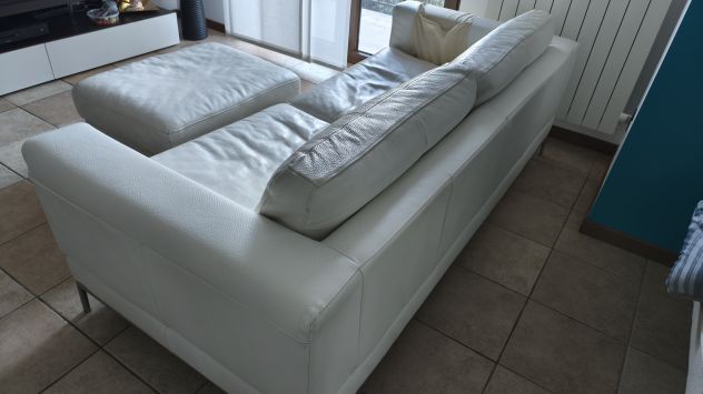 Vendo divano in pelle bovino bianco e pouf - Foto 2