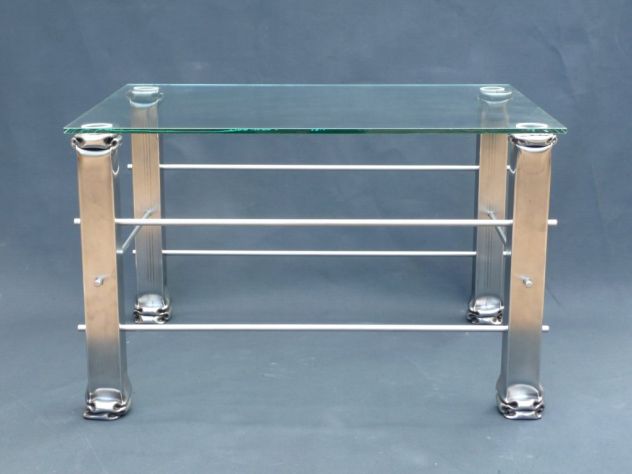 Tavolo e complementi di arredo in acciaio