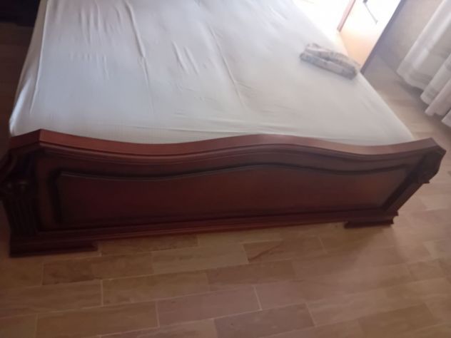 Letto matrimoniale con intarsi in legno