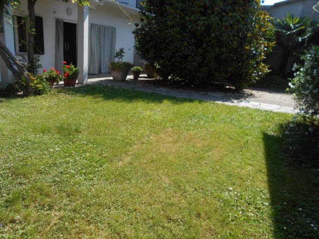 Indipendente su 2 piani: piano terra con ingresso con vano con comoda scala di collegamento, ampia cucina abitabile, sala, camera con bagno, altra cam - Foto 2