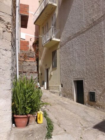 Casa terratetto nel centro storico di Lodé – 85 m², da ristrutturare