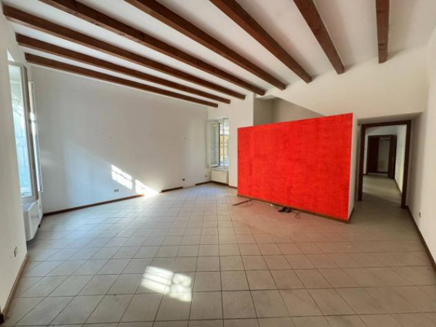 Immobile di 85 m² con 2 locali in affitto a Seregno