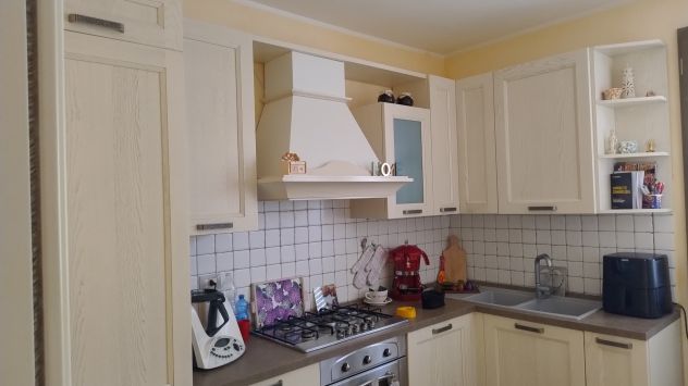 Cucina e tavolo con sedie