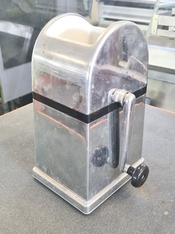 tritatore di ghiaccio manuale usato