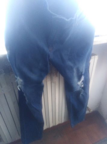 Blue jeans strappati