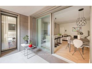 Appartamento di 90 m² con 5 locali e box auto in affitto a Milano