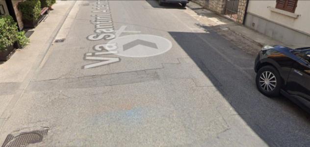 Immobile in asta di 330 m², box auto in vendita a Agliana