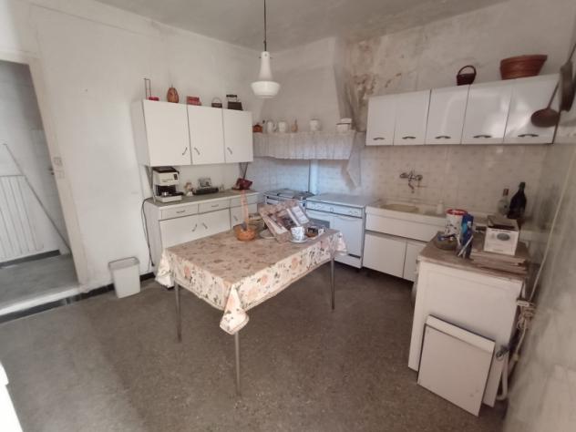 VENDESI A VILLA VIANI ALLOGGIO DI TRE VANI CON CANTINA DA RISISTEMARE - Foto 9