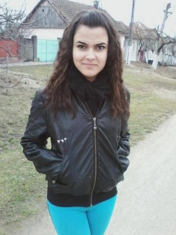 Annalisa: alta 161cm, 49kg, cerco uomo vicino Tel:
