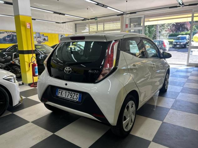 Toyota Aygo 1.0 VVT-i 69 CV 5 porte x-black TSS - Foto 6