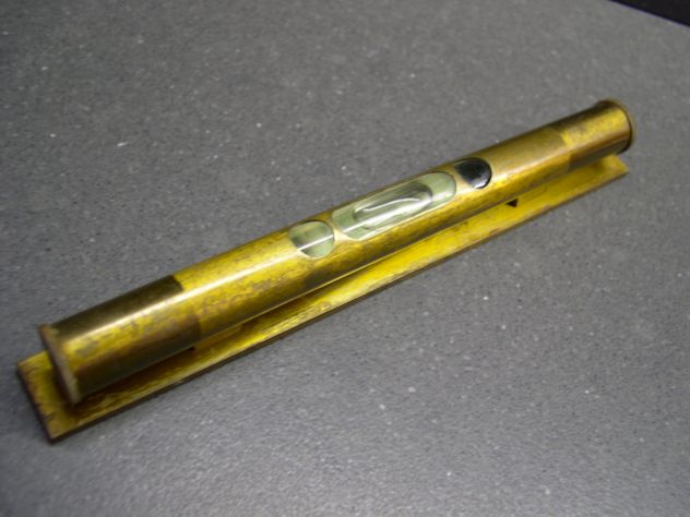 Antica livella a bolla in ottone con custodia