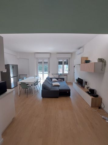 Stanza ampia e luminosa – Tutto incluso – Viale Timavo 14 (650m da Università) - Foto 2