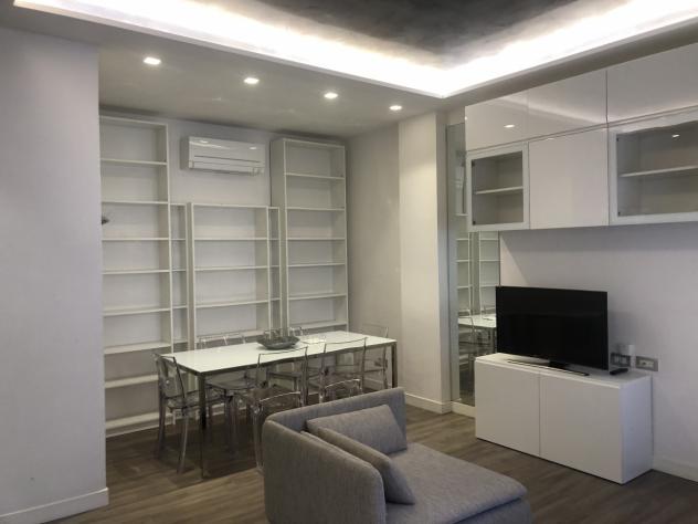 Appartamento arredato composto da ingresso, ampio soggiorno con cucina, due camere, bagno, ripostigli, balcone, cantina e posti auto, posizione comoda - Foto 5