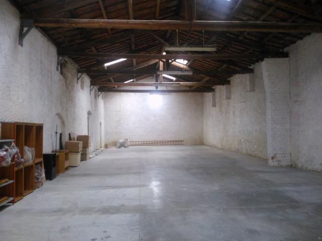 Commerciale in affitto a Lucca