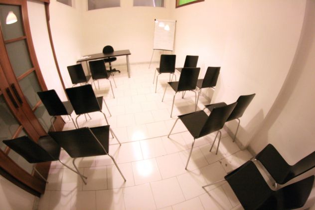 Locale arredato e attrezzato in complesso custodito con posti auto - Foto 6