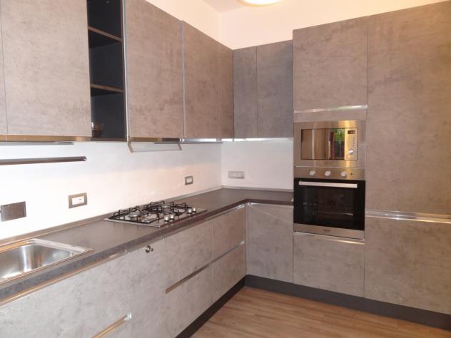 Appartamento arredato composto da ingresso, ampio soggiorno con cucina, due camere, bagno, ripostigli, balcone, cantina e posti auto, posizione comoda