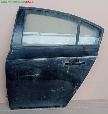 PORTA POST.S. GRIGIO SCURO MET. C/ALZ. E SERR. (Dif.Mont.)  Carrozzeria  Lamierati esterni  Porte  Porta post. sx. CHEVROLET - CRUZE 4 porte - 01-04-2