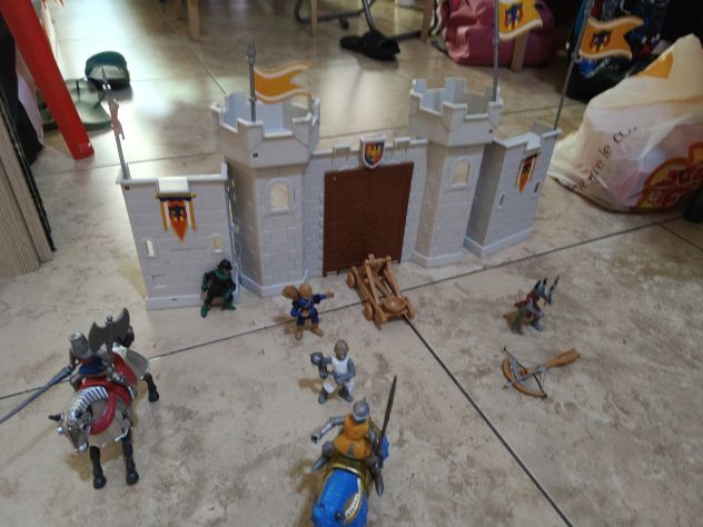 Castello con cavalieri, cavalli e armi