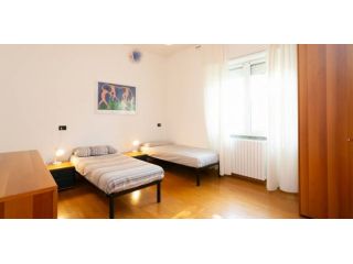 Letto in stanza condivisa a Pregnana Milanese ( S6) con terrazzo e giardino