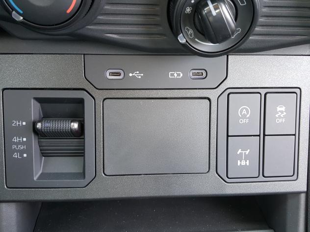 Toyota Hilux 2.8 D-4D 48V 204 CV A/T 4WD DC Mild Hybrid - Foto 7