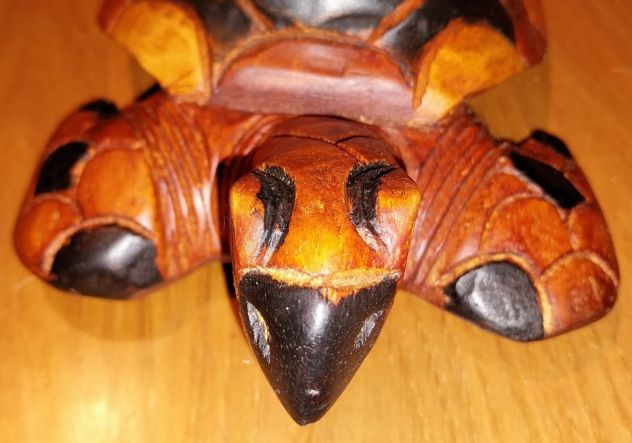 Scultura artigianale di una tartaruga realizzata in legno. - Foto 2