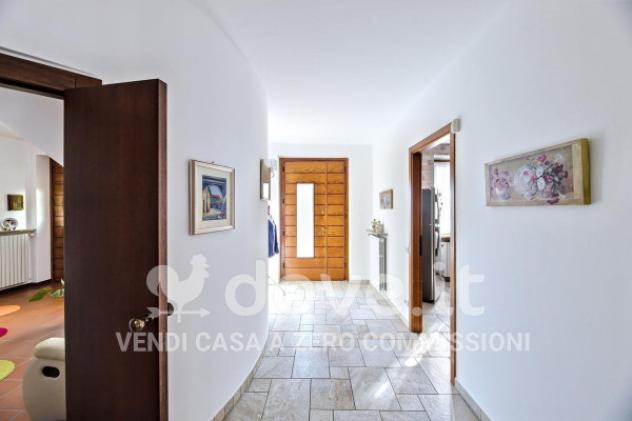 Villa di 355 m² con più di 5 locali e box auto in vendita a Biandronno - Foto 8