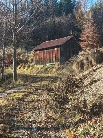 Tre baite con 22.000mq di terreno e bosco