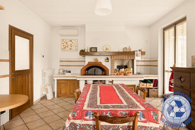 villa bifamigliare con capannone uso deposito - Foto 19