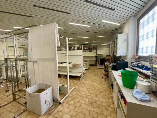 ottimo grande negozio con vetrine, magazzino, uffici - accesso carraio riservato - Foto 8