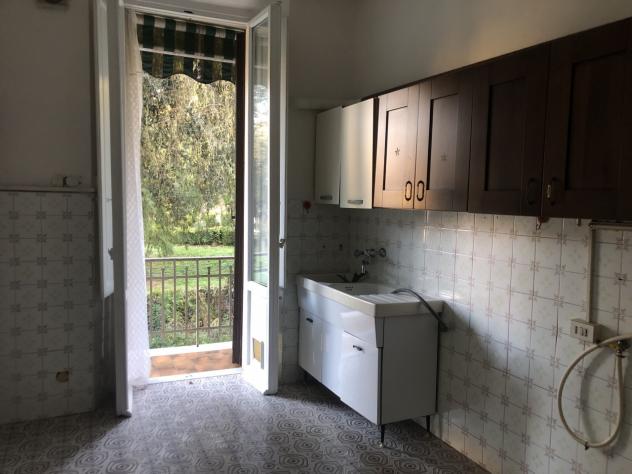 L'appartamento di mq.100 ha una buona distribuzione degli spazi con vani ampi, grandi finestre e soffitti alti; si fa apprezzare per la piacevole lumi - Foto 18
