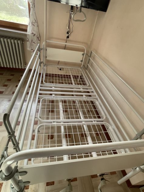 Letto Ortopedico di 2m, a due Manovelle , con sponde e triangolo alzamalati. - Foto 3