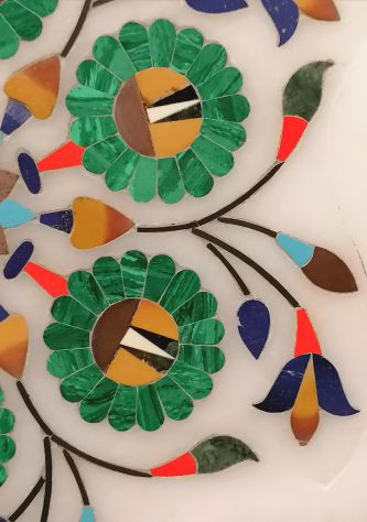PIATTO IN MARMO BIANCO TRAFORATO E INTARSIATO IN PIETRE DURE. INDIA, SECOLO XX. - Foto 6