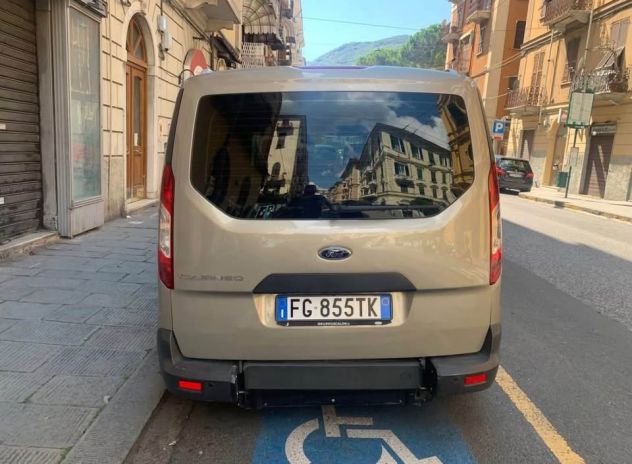 Tassisti: Ford Tourneo Connect con rampa - Foto 4