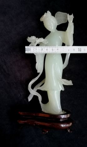 ANTICA SCULTURA GEISHA IN AUTENTICA GIADA CHIARA CON BASE LEGNO, CINA 1950 CIRCA - Foto 10