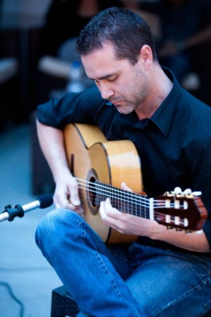Maestro di chitarra classica, acustica e flamenco