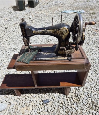 Macchina da cucire manuale