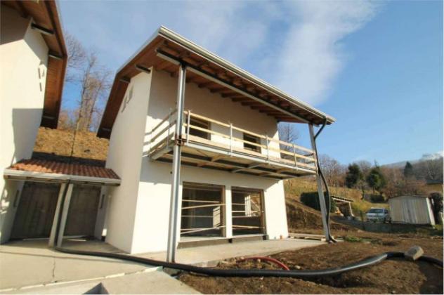 Villa di 360 m² con 5 locali e box auto doppio in vendita a Ello